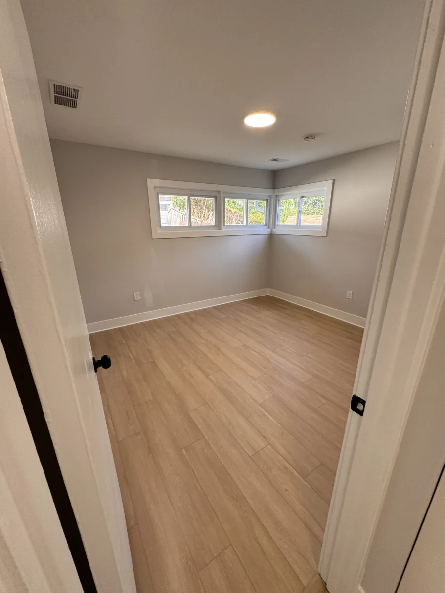 Corner bedroom with a row of windows